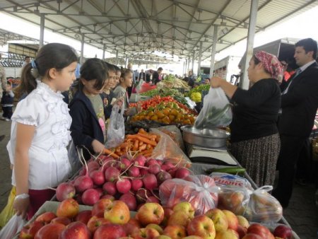 Pazara çıkan öğrenciler nasıl alışveriş yapacaklarını öğrendi