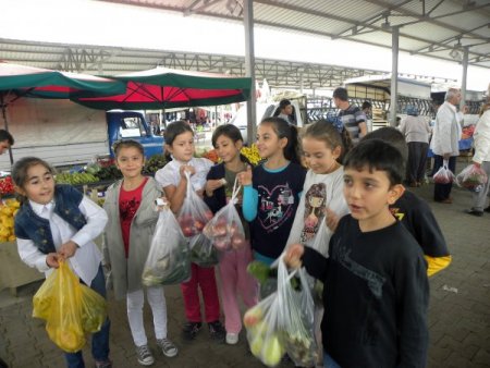 Pazara çıkan öğrenciler nasıl alışveriş yapacaklarını öğrendi