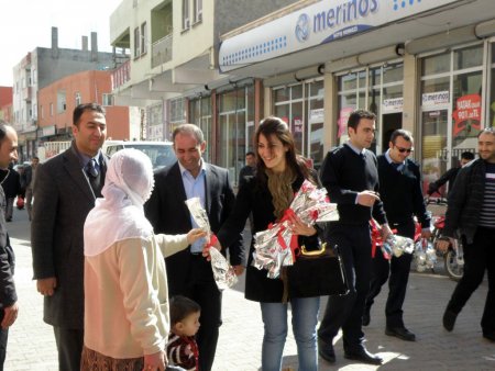 Pazara ürün satmaya gelen köylü kadınlar karanfillerle karşılandı