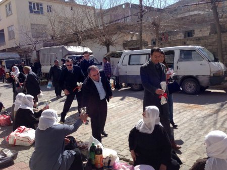 Pazara ürün satmaya gelen köylü kadınlar karanfillerle karşılandı
