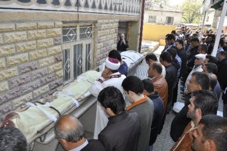 Pazarcık'ta kazada ölenler toprağa verildi