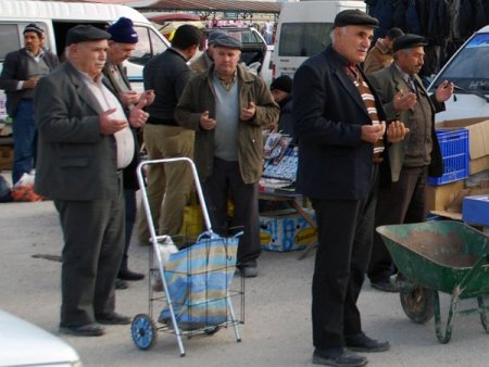 Pazarcılar, Tezgahlarını Belediye Hoparlöründen Yapılan Duayla Açıyor