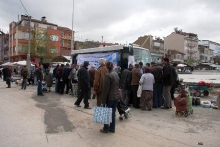 Pazarda önce alışveriş yaptılar, sonra kan şekerini ölçtürdüler