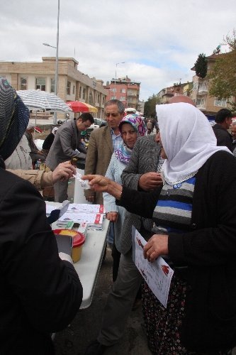 Pazarda önce alışveriş yaptılar, sonra kan şekerini ölçtürdüler