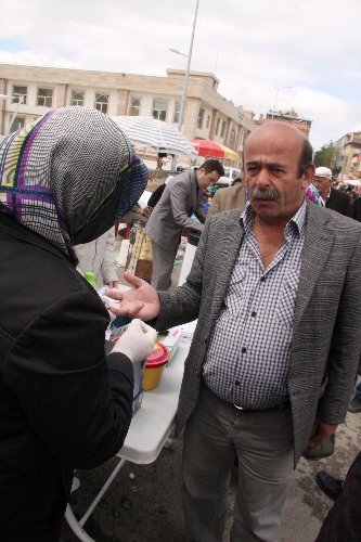 Pazarda önce alışveriş yaptılar, sonra kan şekerini ölçtürdüler