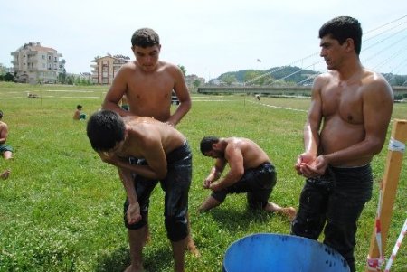 Pehlivanlar 651 yıllık geleneği yaşatma adına duasız güreşe başlamıyor