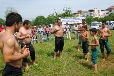 Pehlivanlar 651 yıllık geleneği yaşatma adına duasız güreşe başlamıyor