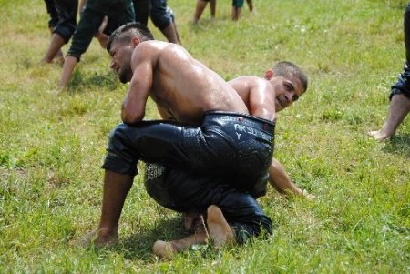 Pehlivanlar 651 yıllık geleneği yaşatma adına duasız güreşe başlamıyor