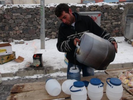 Pekmezi ısıtıp ısıtıp sattı