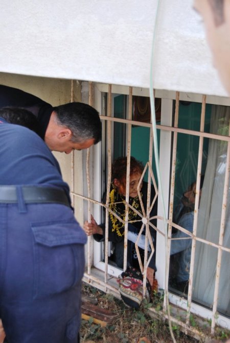 Pencere korkuluklarına kafası sıkıştı