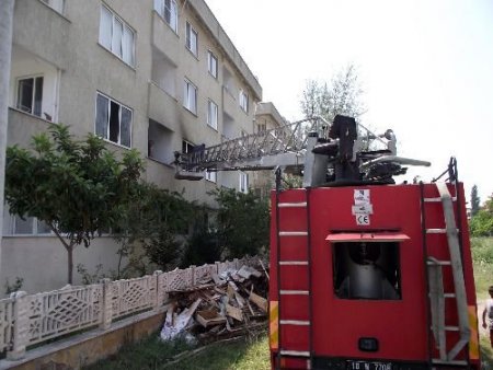 Pencereye Yakın Eşyalar Tutuştu, Site Sakinleri Korkulu Anlar Yaşadı