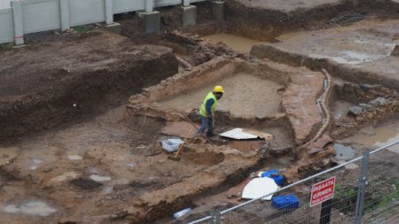 Pendik’te Marmaray’ı durduran höyük
