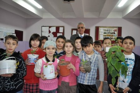 Pet Şişeleri Saksı Yaptılar, Bir Yılda 7 Bin Fidan Yetiştirdiler