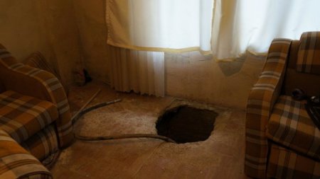 Petrol çalmak için 15 metre tünel kazdılar