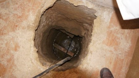 Petrol çalmak için 15 metre tünel kazdılar