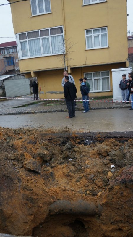 Petrol çalmak için 15 metre tünel kazdılar