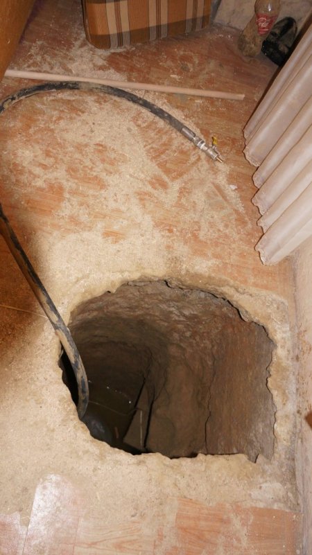 Petrol çalmak için 15 metre tünel kazdılar