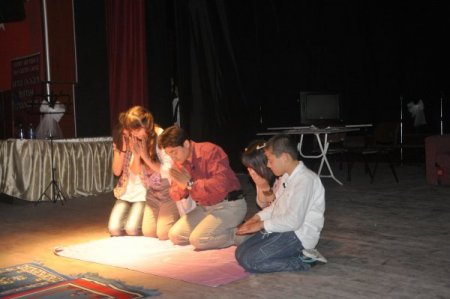 Peygambe Sevgisi Salona Sığmadı