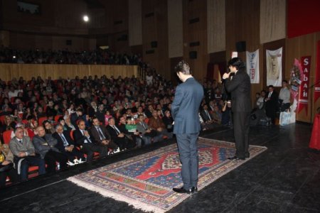 Peygamber sevgisi salona sığmadı