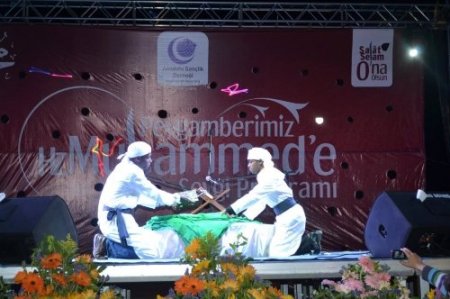 Peygamber sevgisi stadyumu doldurdu