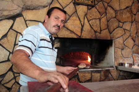 Pideci, fırınına kurduğu kalorifer sistemiyle iş yerini ısıtıyor