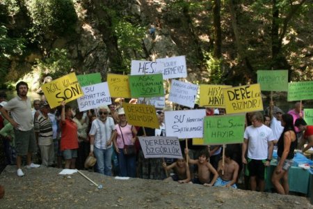 Piknik Yapmaya Gittiler, Hes’i Protesto Ettiler