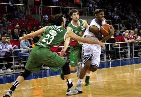 Pınar Karşıyaka galibiyet serisini İstanbul’da sürdürdü