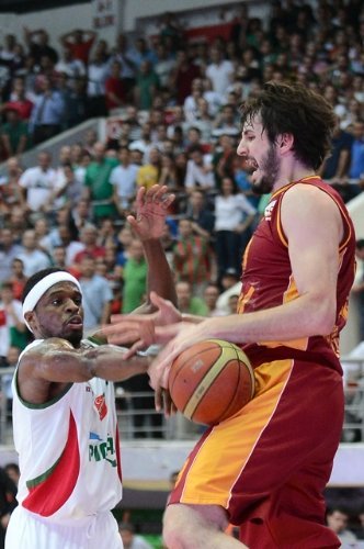 Pınar Karşıyaka’yı 79-77 yenen Galatasaray Medical Park ilk finalist takım