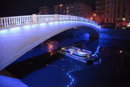 Pis kokusuyla gündeme gelen Asi Nehri'nde artık tekne turları yapılıyor