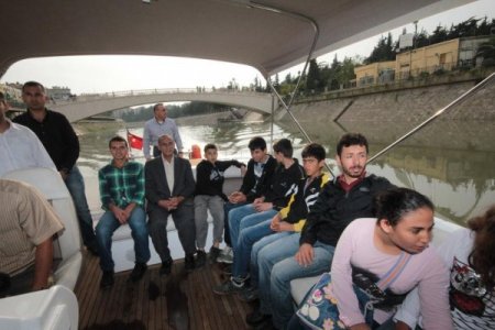 Pis kokusuyla gündeme gelen Asi Nehri'nde artık tekne turları yapılıyor