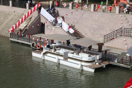 Pis kokusuyla gündeme gelen Asi Nehri'nde artık tekne turları yapılıyor