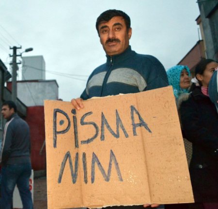 'Pişmanım' yazılı pankartla evine taktırdığı baz istasyonu için özür diledi