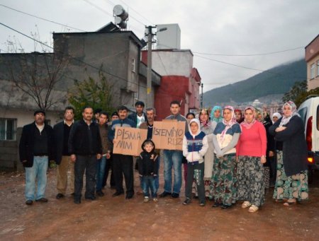 'Pişmanım' yazılı pankartla evine taktırdığı baz istasyonu için özür diledi