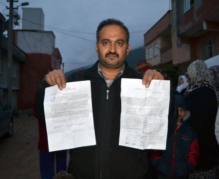 'Pişmanım' yazılı pankartla evine taktırdığı baz istasyonu için özür diledi