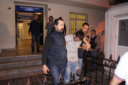 Pitbull köpekleriyle korudukları uyuşturucuyu polis buldu