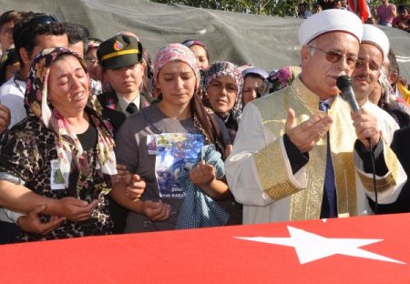 Piyade Er Emrah Karataban gözyaşlarıyla son yolculuğuna uğurlandı