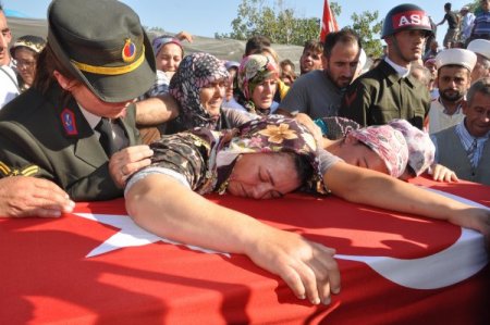 Piyade Er Emrah Karataban gözyaşlarıyla son yolculuğuna uğurlandı