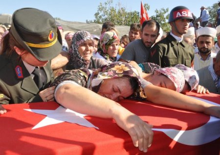 Piyade Er Emrah Karataban gözyaşlarıyla son yolculuğuna uğurlandı