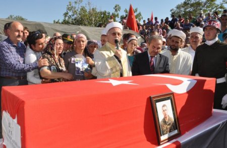 Piyade Er Emrah Karataban gözyaşlarıyla son yolculuğuna uğurlandı