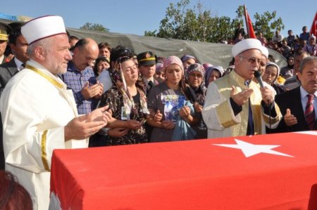 Piyade Er Emrah Karataban gözyaşlarıyla son yolculuğuna uğurlandı