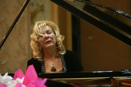 Piyanist Gülsin Onay Kazakları Mest Etti