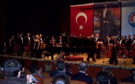 Piyanist Hande Dalkılıç Burdurluları Coşturdu