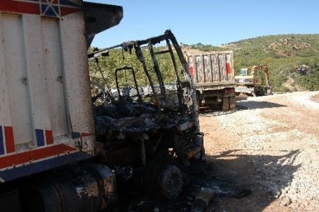 Pkk, Tunceli'de Şantiye Basıp Kamyon Yaktı
