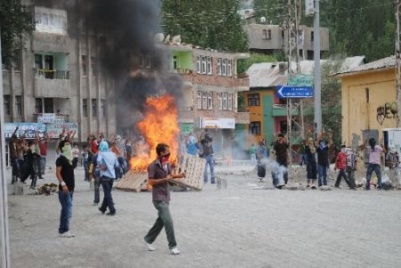 Pkk Cenazelerini Bahane Eden Göstericiler Polisi Taşladı