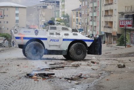 Pkk Cenazelerini Bahane Eden Göstericiler Polisi Taşladı