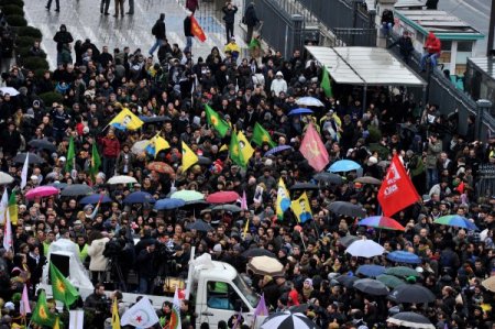 PKK sempatizanları cinayetleri protesto için toplandı