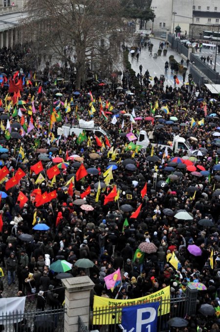 PKK sempatizanları cinayetleri protesto için toplandı