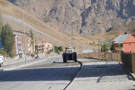 Pkk Sempatizanları Hakkari'de Olay Çıkardı