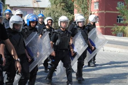 Pkk Sempatizanları Hakkari'de Olay Çıkardı