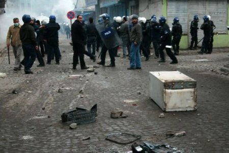 Pkk Sempatizanları Patnos'ta Polise Saldırdı